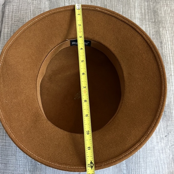 Beautiful Hat - Picture 5 of 9